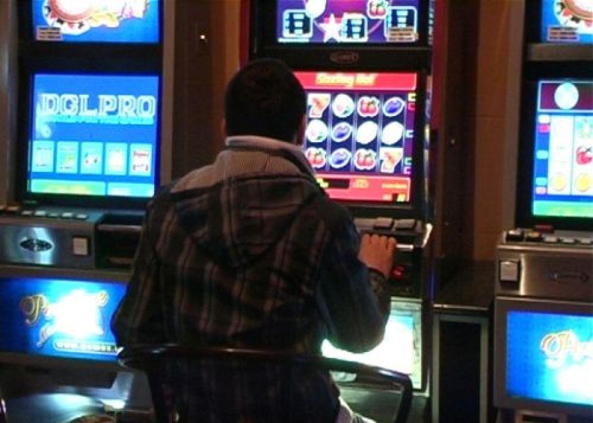 Cum bagi banii la păcănele, fără să te prindă soția? De frică, un bărbat a sunat la 112