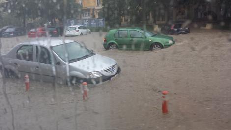 Inundațiile fac prăpăd! Oameni captivi în propriile mașini, salvați de ISU, din calea viiturii