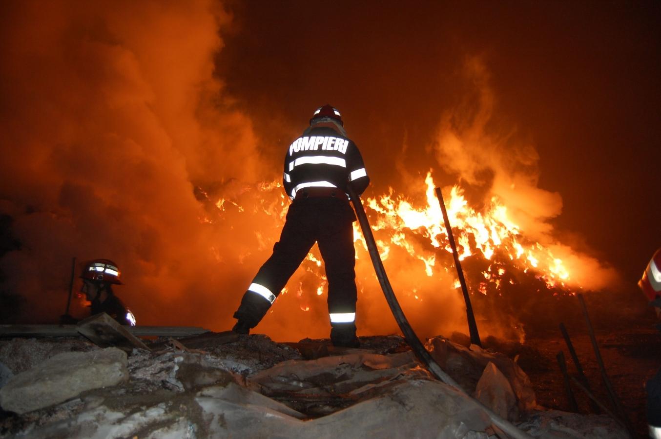 UPDATE: Incendiul de l&acirc;ngă Gara Obor din Capitală a fost stins