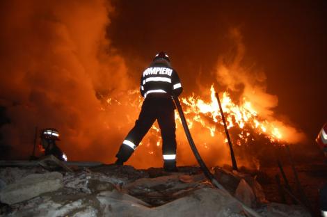 UPDATE: Incendiul de lângă Gara Obor din Capitală a fost stins