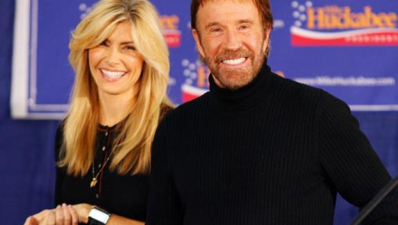 E un norocos şi jumătate! Cum arată soţia cu 30 de ani mai tânără a lui Chuck Norris. E blondă, senzuală şi l-a pus la respect!
