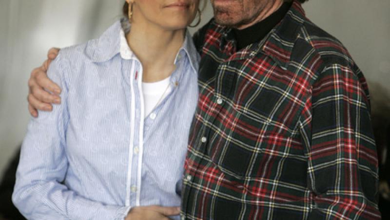 E un norocos şi jumătate! Cum arată soţia cu 30 de ani mai tânără a lui Chuck Norris. E blondă, senzuală şi l-a pus la respect!