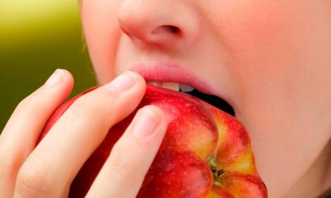 Mănânci mere des? Nu e suficient doar să le speli cu apă, sunt mai periculoase decât crezi! Ce pățești?