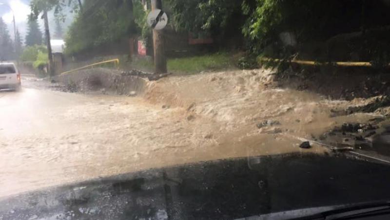 Ploile torențiale fac prăpăd! Traficul pe DN1 blocat, în zona Valea Prahovei. Mai multe curți au fost inundate - VIDEO