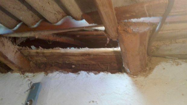 O bucată de rachetă i-a lovit casa, din senin. Rom&acirc;nul a &icirc;ncremenit! "A explodat și a străpuns acoperişul"