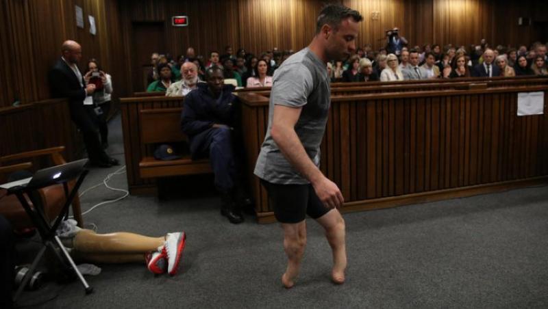 Oscar Pistorius a șocat instanța de judecată, înaintea sentinței. Și-a dat jos protezele și s-a plimbat în fața tuturor