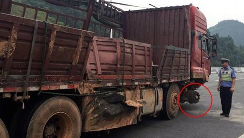 Un bărbat din China a plecat cu TIR-ul, fără roți, pe autostradă. Polițiștii și-au pus mâinile în cap, când l-au oprit