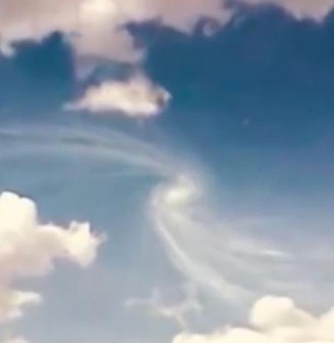 Un martor a surprins momentul în care o navă extraterestră părăsește planeta! Imaginile sunt bizare! (VIDEO)