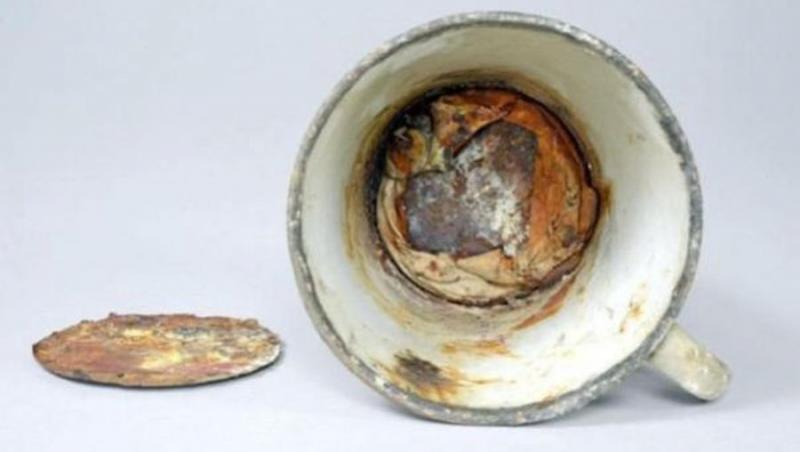 Un secret de peste șapte decenii! Muzeografii de la Auschwitz au descoperit un inel și un colier „ascunse” într-o cană a unui prizonier evreu