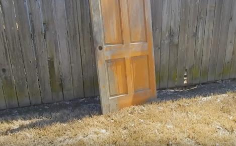 VIDEO GENIAL: N-o ţii ca Păcală, dar nici să n-o arunci! Ai idee ce poţi să faci cu o uşă din lemn?