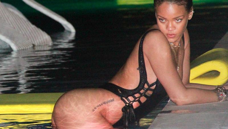 Rihanna a aprins imaginația fanilor după ce a apărut într-un costum de baie extrem de sexy! Corpul ei ar înnebuni pe oricine!