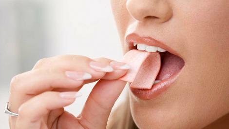 Ce se întâmplă cu organismul tău dacă înghiți o gumă de mestecat