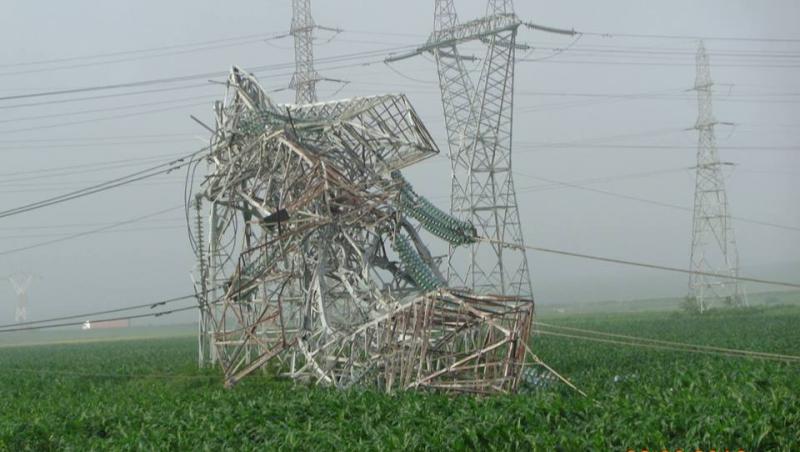 Imagini apocaliptice după tornada care a avut loc în județul Mureș! Case fără acoperiș și stâlpi de electricitate puși la pământ
