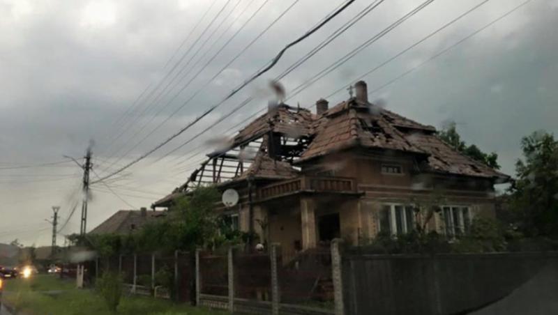 Imagini apocaliptice după tornada care a avut loc în județul Mureș! Case fără acoperiș și stâlpi de electricitate puși la pământ