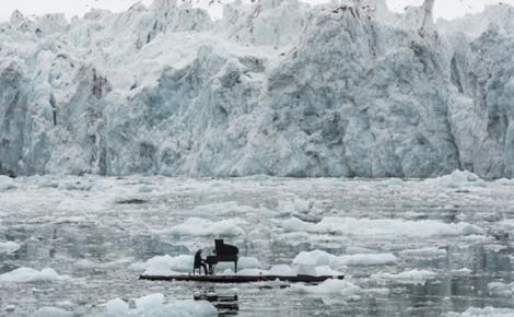 VIRAL! Concert pe o bucată de gheață: Pianistul Ludvico Einaudi a cântat deasupra Oceanului, într-un proiect pentru protejarea mediului