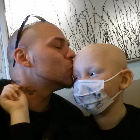 Poveste Emoționantă: Un tată și-a tatuat cicatricea fiului său lăsată de cancer. Gestul a emoționat sute și sute de oameni