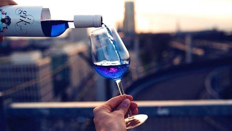 S-a inventat o nouă culoare de vin, la care nu te-ai fi gândit niciodată! Ai avea curaj să bei așa ceva?