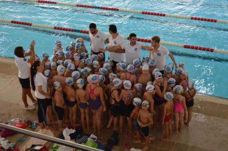 O piscină a apărut &icirc;n centrul Bucureștilor. Camelia Potec oferă un cadou inedit copiilor din Capitală!