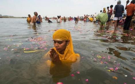 Apa sfântă a Gangelui le-a adus sfârșitul! Șapte tineri au pierit, după o sesiune foto. Selfie-urile au fost interzise!