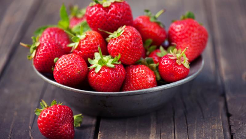 Nu mai arunca niciodată codițele de la căpșuni! Au efecte miraculoase pentru sănătate! Uite cum le poți prepara!