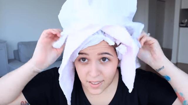 O t&acirc;nără și-a pus maioneză &icirc;n cap și apoi a folosit uscătorul de păr! &Icirc;n c&acirc;teva minute s-a &icirc;nt&acirc;mplat ceva uimitor! (VIDEO)