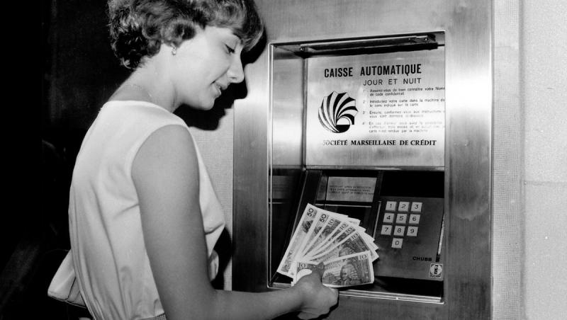 Foto de arhivă! El este primul om care a scos bani din bancomat! 