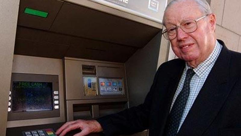 Foto de arhivă! El este primul om care a scos bani din bancomat! 