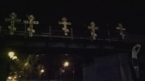 Cinci cruci au apărut pe o pasarelă din Timişoara. Mai multe mesaje au fost transmise prin intemediul acestora