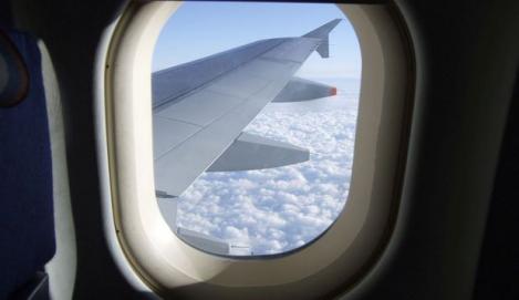 Video! Motivul real pentru care geamurile avioanelor sunt ovale! Când s-au introdus şi accidentele care au dus la această decizie