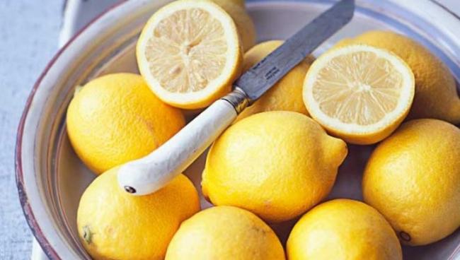 A tăiat o lăm&acirc;ie şi a pus-o pe noptieră! Rezultatul? Nu s-ar fi aşteptat niciodată la asta