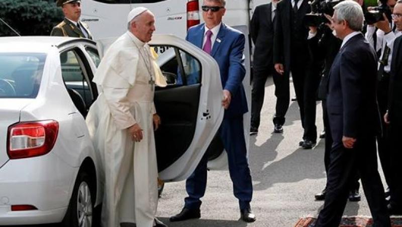 Papamobil 100% românesc! Papa Francisc a folosit un Logan în timpul vizitei în Armenia
