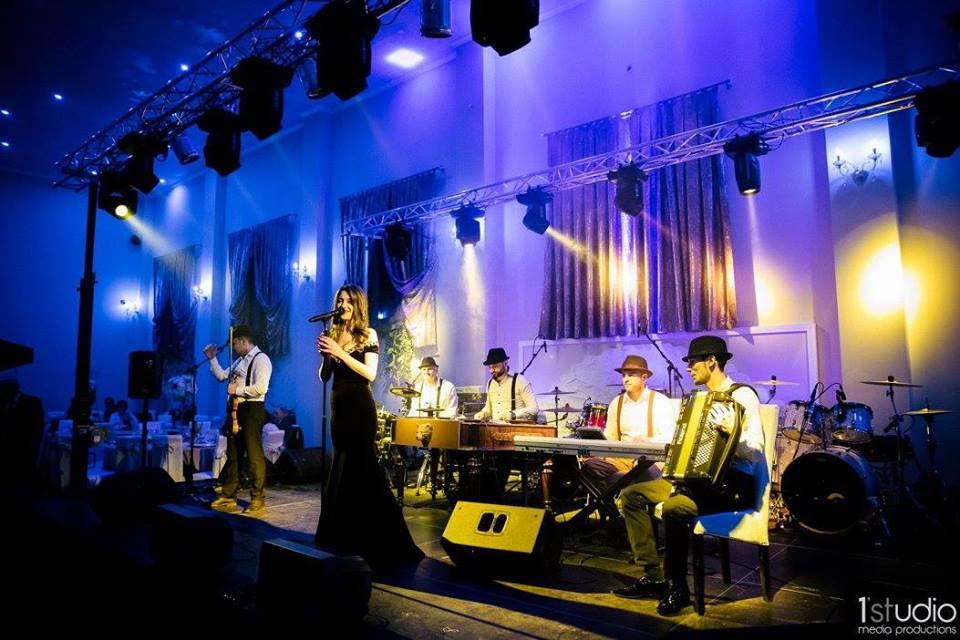 C&acirc;ntareața Carmen Chindriș &icirc;și caută  instrumentiști, pentru turneul  din Rusia