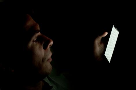 Experții avertizează: folosirea telefonului în întuneric poate provoca orbire temporară