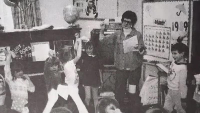 În tinerețe, o educatoare se fotografia alături de clasa ei. După 30 de ani, a privit imaginea și i-au dat lacrimile: 