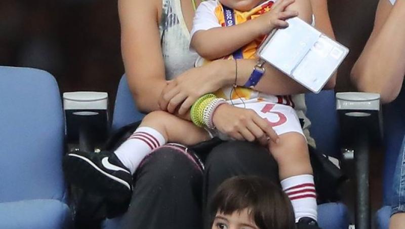 Imagini VIRALE! Shakira, mamă cu normă întreagă! Puștii cântăreței și ai fotbalistului Pique au făcut spectacol în tribunele meciului dintre Italia și Spania