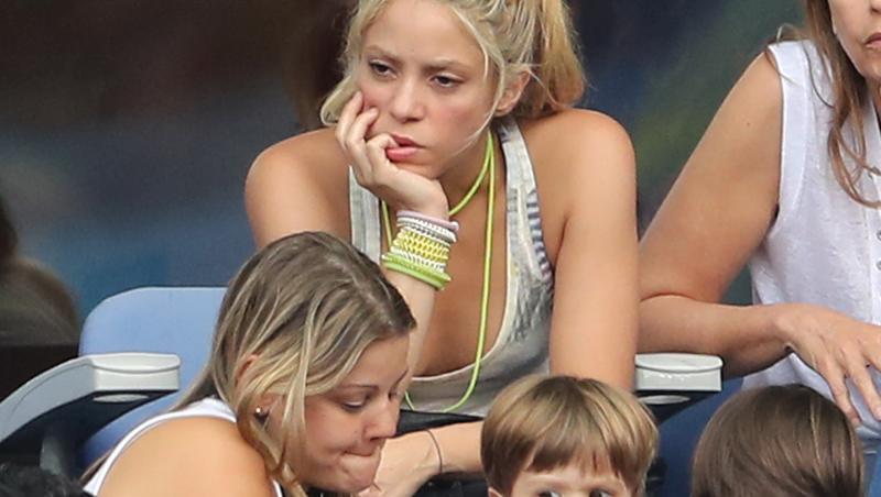 Imagini VIRALE! Shakira, mamă cu normă întreagă! Puștii cântăreței și ai fotbalistului Pique au făcut spectacol în tribunele meciului dintre Italia și Spania