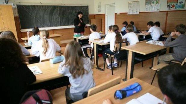 Cea mai tare conversație dintre un părinte și un elev, după proba de la Rom&acirc;nă: &bdquo;Ce ți-a căzut la examen?&rdquo;. Vei r&acirc;de cu lacrimi!