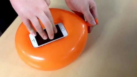 VIDEO GENIAL: Cel mai tare truc pe care l-ai văzut! Cum să îţi faci husă de telefon dintr-un balon: Demonstrație pe bune!
