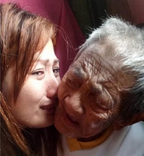 Gest suprem de iubire! O tânără a emoționat întreaga omenire cu dragostea pentru bunica ei! Gestul său este impresionant!