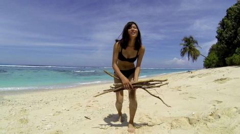 Video! Nu, nu e scenă din "Naufragiatul"! O tânără a plătit zeci de euro pe zi doar pentru a fi lăsată pe o insulă pustie