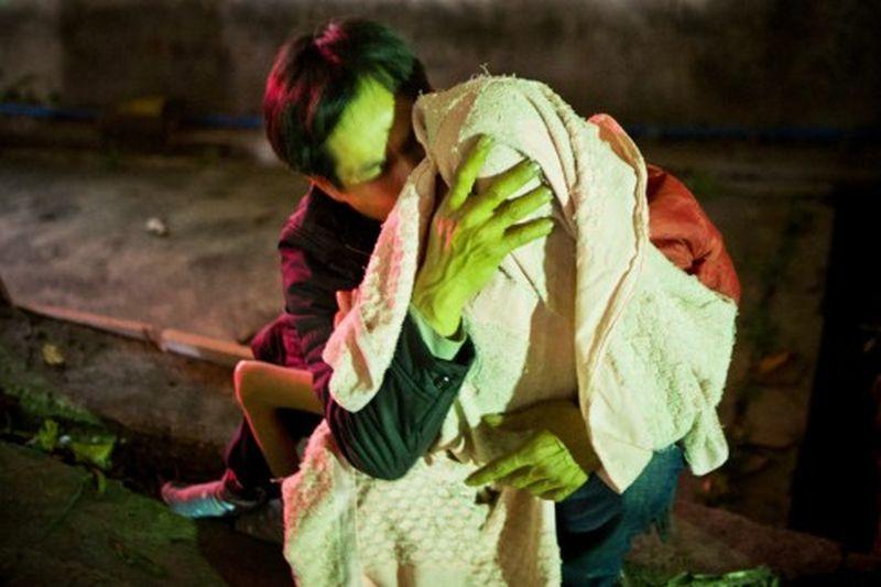 Copil pedepsit &icirc;n mod &icirc;nfiorător! A fost lăsat pradă animalelor sălbatice chiar de către părinţii săi!