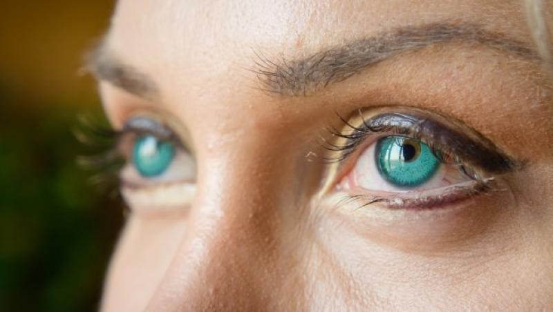 Un fotomodel și-a făcut implant ocular și și-a schimbat culoarea ochilor. A vrut să semene cu Frumoasa din Pădurea Adormită