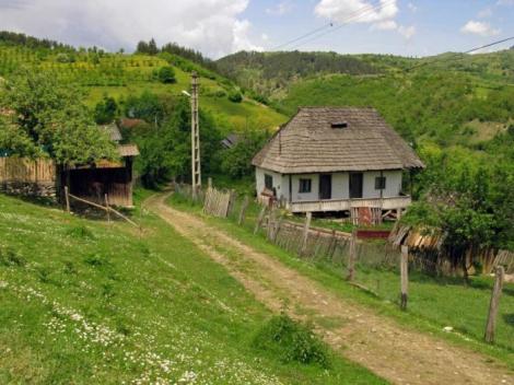 Satul Uriaşilor, cel mai vechi cătun din România. Bărbați de doi metri cărau de unii singuri, cu spinarea, bușteni. Femeile lor aveau "uitătura aspră"