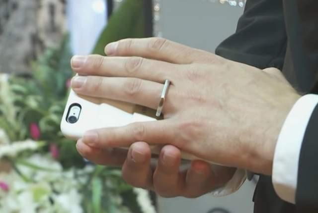 Un tânăr s-a căsătorit cu propriul smartphone! Adevăratul motiv i-a șocat pe toți! „M-am hotărât să fac asta fiindcă...”