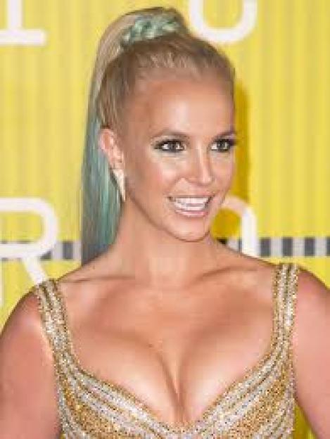 Cum arată mama a șase copii pe care Britney Spears a ales-o  ca imagine a mărcii sale de lenjerie intimă. Doamne, cum arată!