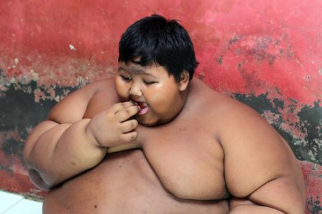 Cel mai gras copil din lume a intrat la dietă. Are 10 ani, peste 190 de kilograme și a renunțat la școală din cauza greutății. Părinții se împrumută, pentru a-i da de mâncare