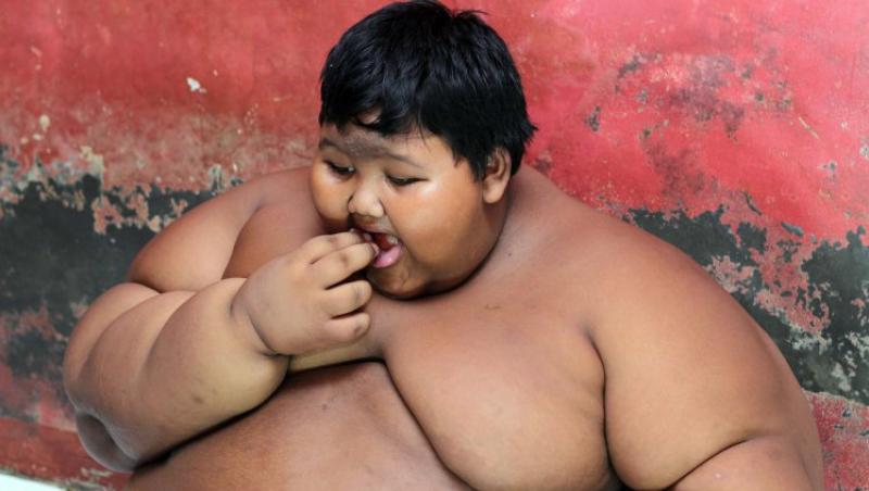 Cel mai gras copil din lume a intrat la dietă. Are 10 ani, peste 190 de kilograme și a renunțat la școală din cauza greutății. Părinții se împrumută, pentru a-i da de mâncare
