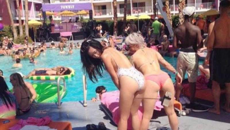În ce ipostază sublimă au fost surprinse două domnișoare la piscină. S-au aplecat și au făcut 