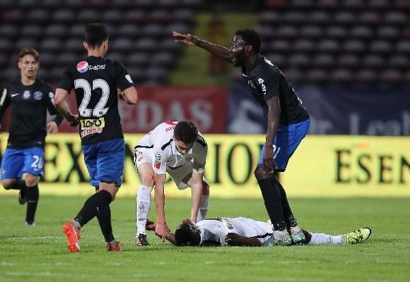 Medicul de pe ambulanță i-a luat orice șansă de supraviețuire! Amănunte dureroase ies la iveală din dosarul morţii fotbalistului Ekeng