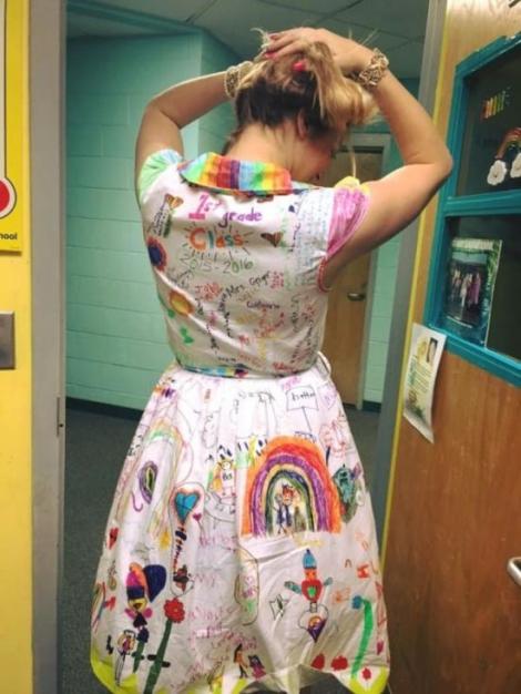 Din dragoste pentru copii! O profesoară a purtat, în ultima zi de școală, o rochie „creată” de elevii săi !